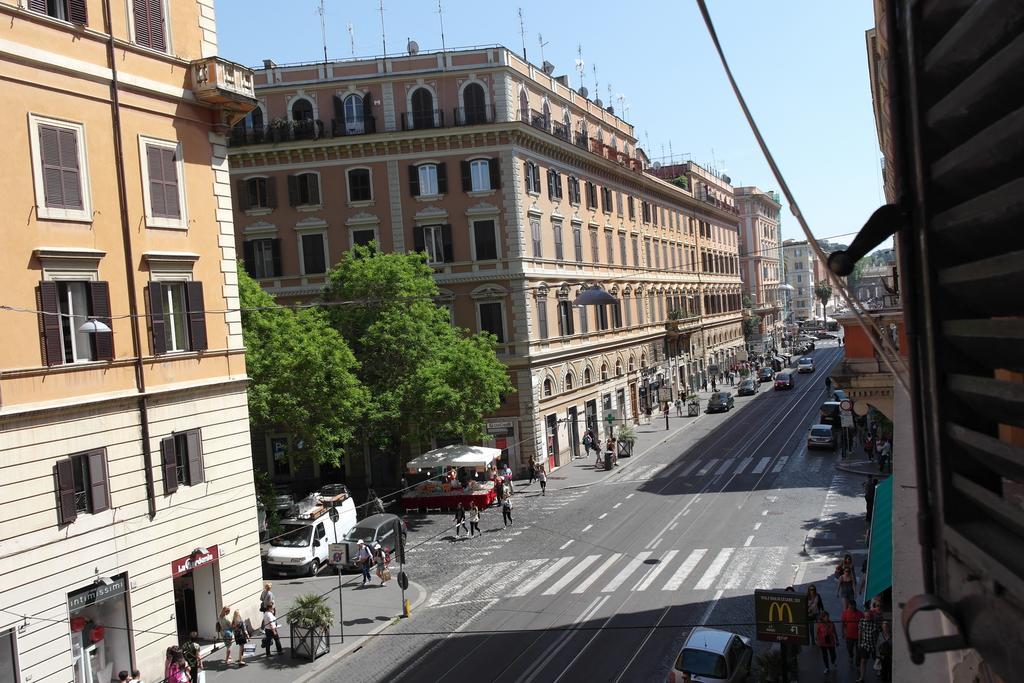 La Casa Di Piero In Via Ottaviano Apartment Rome Room photo